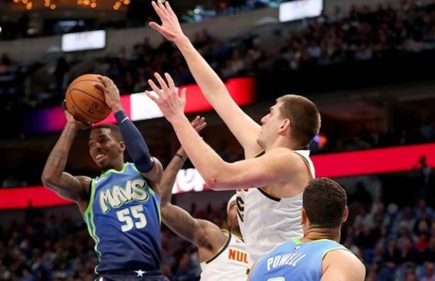 NBA约基奇补时争议绝杀勇士，终结对手七连胜登顶西部引热议