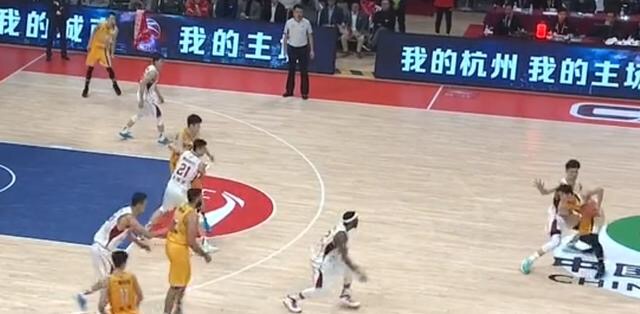  争议判罚引发赛后舆论热议不断发酵  